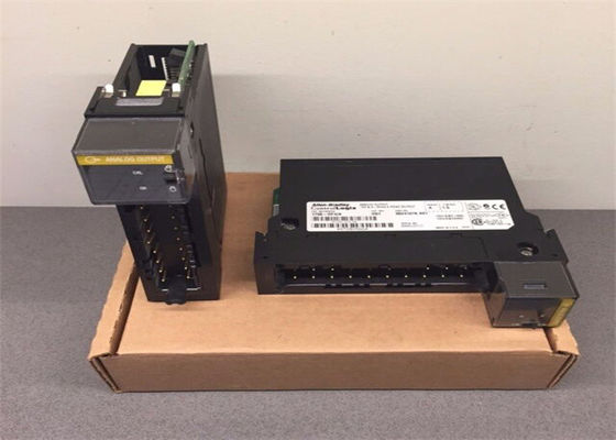 EL MÓDULO CONTROLLOGIX DE LA ENTRADA-SALIDA DEL AB 1756-OF4 SALIDA EL VOLTAJE 4 O SALIDAS ACTUALES