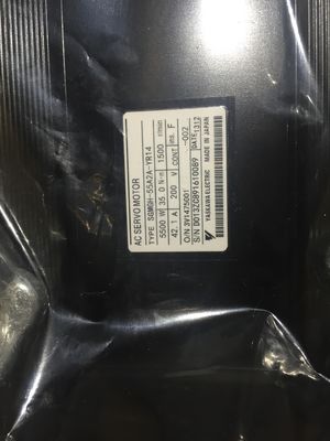 SGM-08A2F-J33 Yaskawa ELECTRIC AC SERVO MOTOR 750W 4.4A Servo motor industrial El motor se encuentra en el centro de la ciudad.