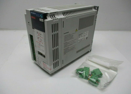 MR-J2S-60CP4-S484 Mitsubishi DC Servo Drive Amplificador industrial 600W 1.4A Salida 323V