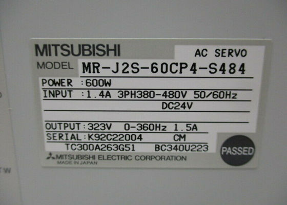 MR-J2S-60CP4-S484 Mitsubishi DC Servo Drive Amplificador industrial 600W 1.4A Salida 323V