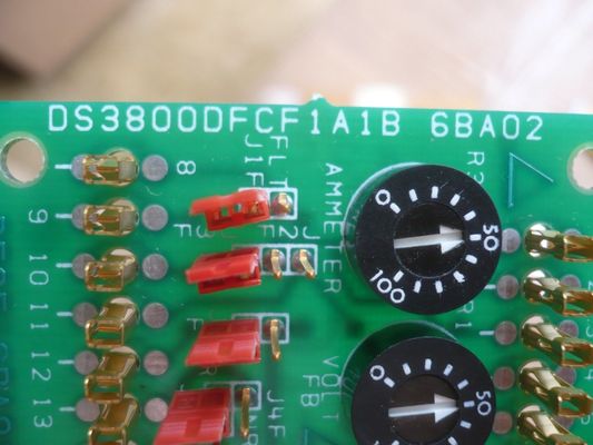 La tarjeta de circuito de disparo DS3800DFCF de GE cuenta con 17 conectores de un solo pin y 3 potencialómetros para ajustar la corriente