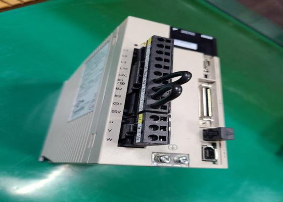 Yaskawa SGDV-3R8A05A AC Servo Amplificador Nuevo en el original