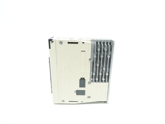 Marca Yaskawa SGDV-R70A21A AC Servo Amplificador 0.05kw Salida Nuevo