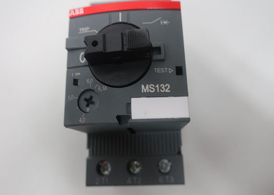 MS132-6.3 es un dispositivo compacto de 45 mm de ancho con una corriente de funcionamiento nominal