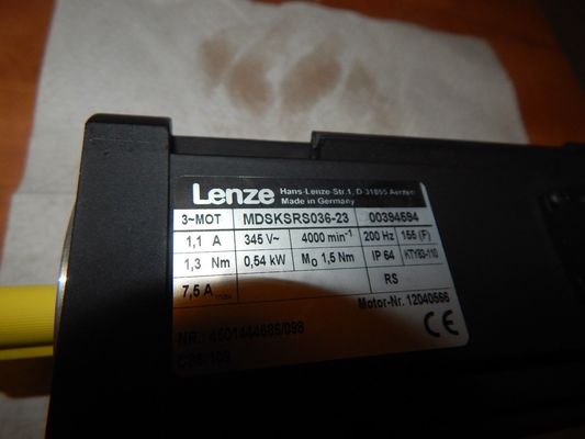 El motor de servo de Lenze MDSKSRS036-23 tiene una potencia nominal de 0,54 kW