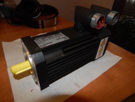 El motor de servo de Lenze MDSKSRS036-23 tiene una potencia nominal de 0,54 kW
