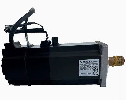Se trata de un motor de servocircuito de corriente alterna con un motor de transmisión de corriente alterna.