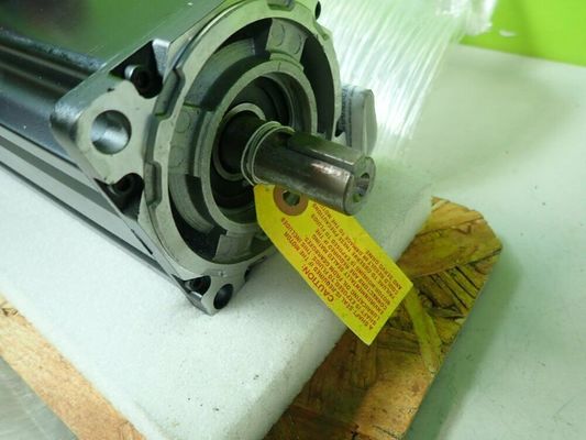 Se trata de un motor de servo rotativo de 480 V de la serie MPM.