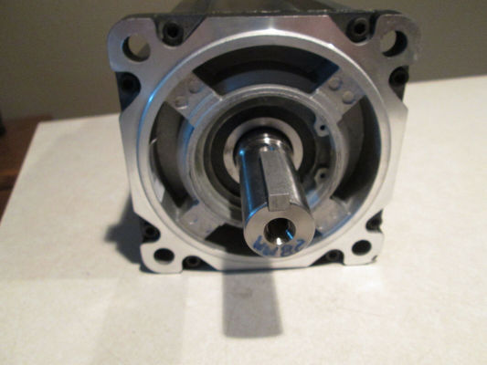 Se trata de un motor de servo rotativo de 480 V de la serie MPM.
