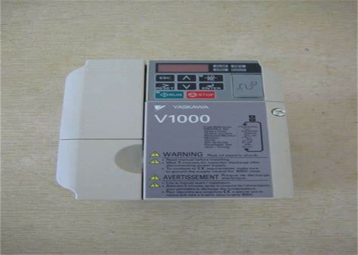 La impulsión del inversor de la CA del VECTOR de YASKAWA CIMR-VC4A0005BAA 50/60 HERZIOS de 1.5-2.2 kilovatios ENTRÓ
