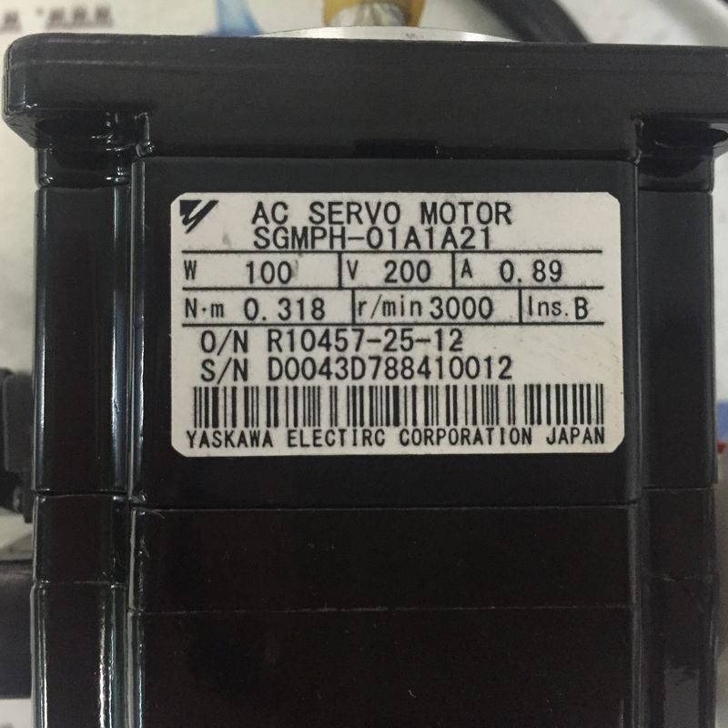 SGM-02UW14E Yaskawa 17bit Código absoluto SERVO MOTOR 100W 0.89A Nuevo en caja