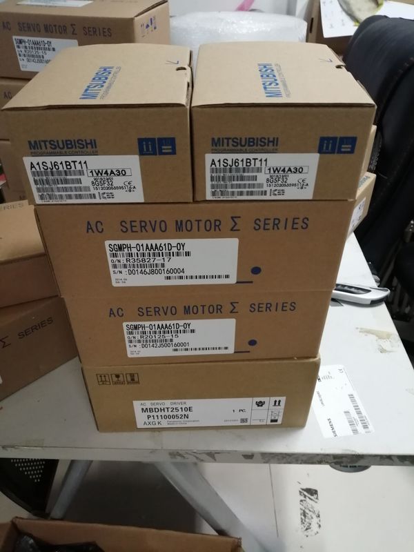 100 Watt 200 V Servomotores pequeños y potentes Yaskawa SGMPH-01A1A-YR21 Larga duración