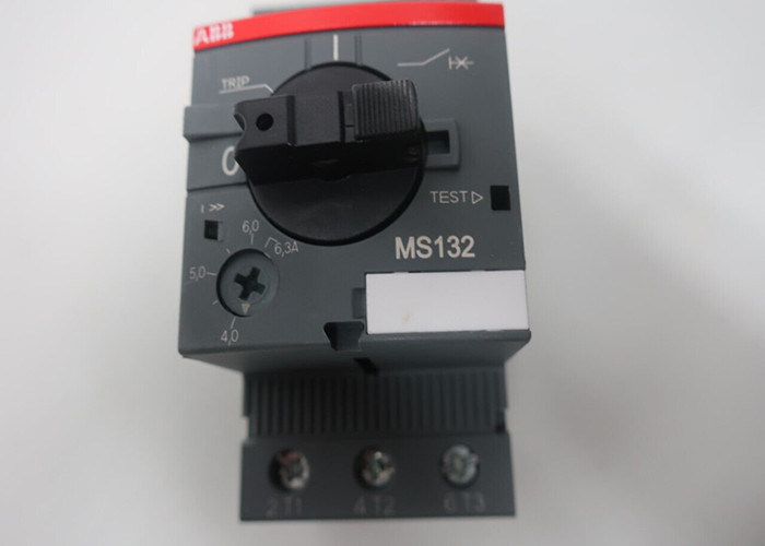 MS132-6.3 es un dispositivo compacto de 45 mm de ancho con una corriente de funcionamiento nominal