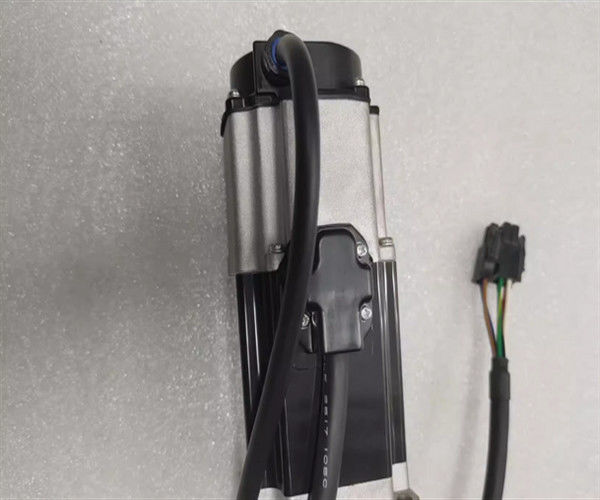 Servomotor industrial de 3 fases con inercia 0,24-1,61x10 -4 kg.m2 y cumplimiento de la Directiva RoHS