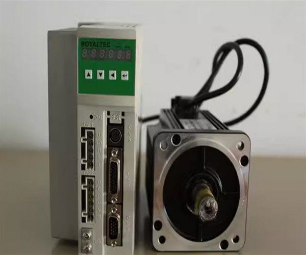 MR-J4-70A Servo Industrial 750W Potencia de salida de 3 fases 200 a 240VAC 50/60Hz Frecuencia